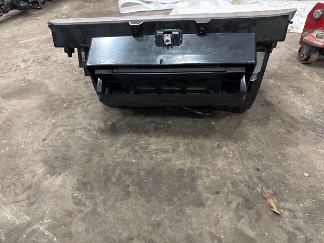 bontott VW PASSAT B6 Kesztyűtartó