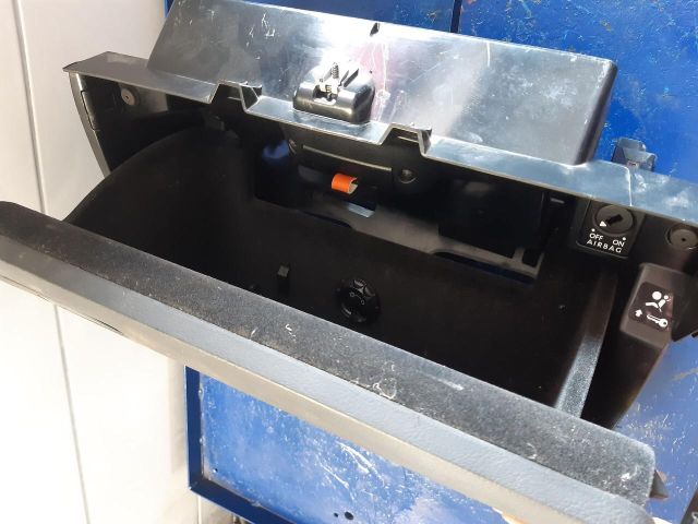 bontott VW PASSAT B6 Kesztyűtartó