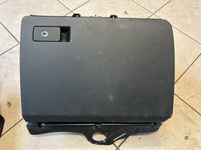 bontott VW PASSAT B6 Kesztyűtartó
