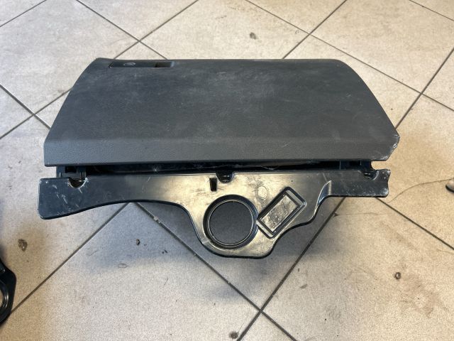 bontott VW PASSAT B6 Kesztyűtartó