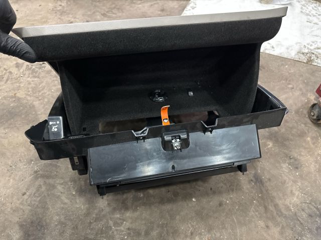 bontott VW PASSAT B6 Kesztyűtartó