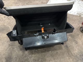 bontott VW PASSAT B6 Kesztyűtartó