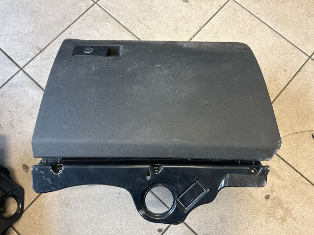 bontott VW PASSAT B6 Kesztyűtartó