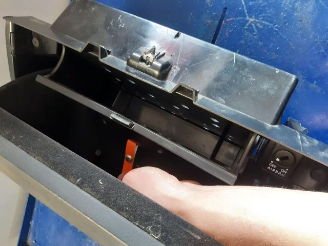 bontott VW PASSAT B6 Kesztyűtartó