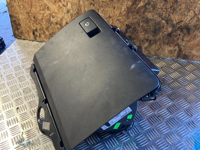 bontott VW PASSAT B6 Kesztyűtartó