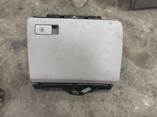 bontott VW PASSAT B6 Kesztyűtartó