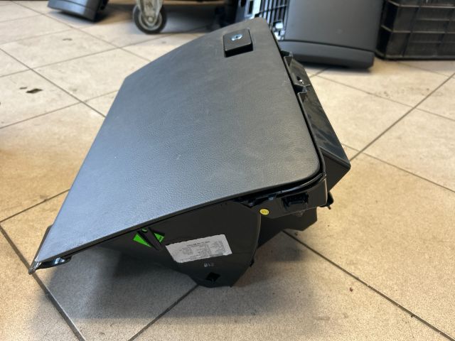 bontott VW PASSAT B6 Kesztyűtartó