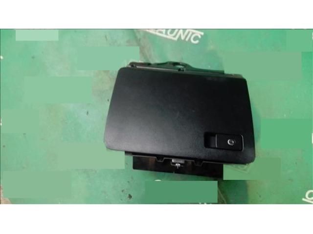 bontott VW PASSAT B6 Kesztyűtartó