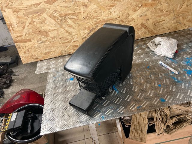 bontott VW PASSAT B6 Könyöklő