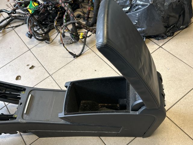 bontott VW PASSAT B6 Könyöklő