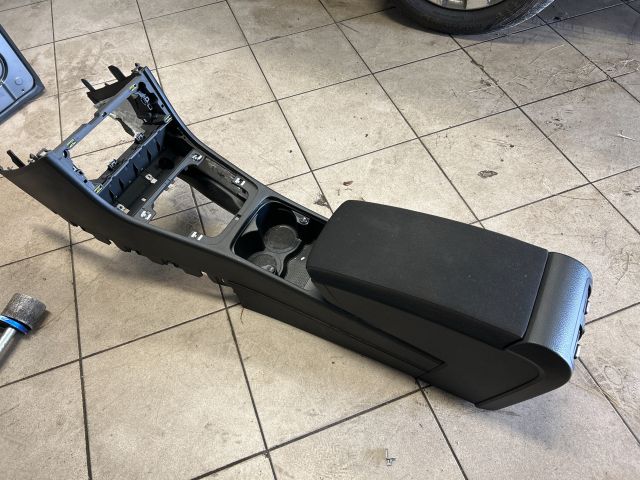 bontott VW PASSAT B6 Könyöklő