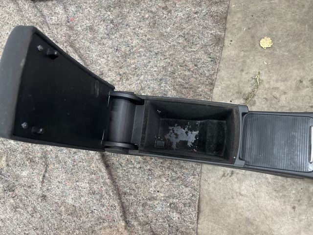 bontott VW PASSAT B6 Könyöklő