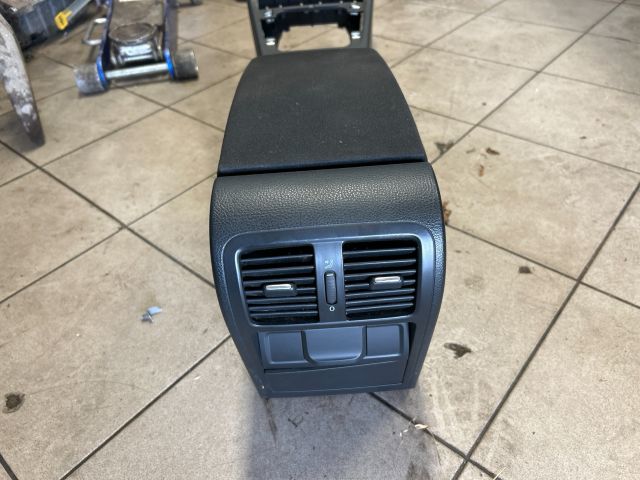 bontott VW PASSAT B6 Könyöklő