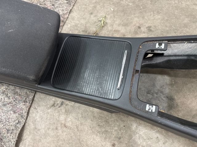 bontott VW PASSAT B6 Könyöklő