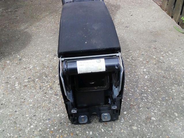 bontott VW PASSAT B6 Könyöklő