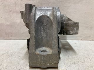 bontott VW PASSAT B6 Motor Tartó Bak (Fém)