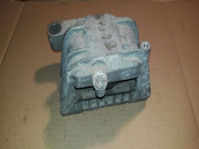 bontott VW PASSAT B6 Motor Tartó Bak Jobb