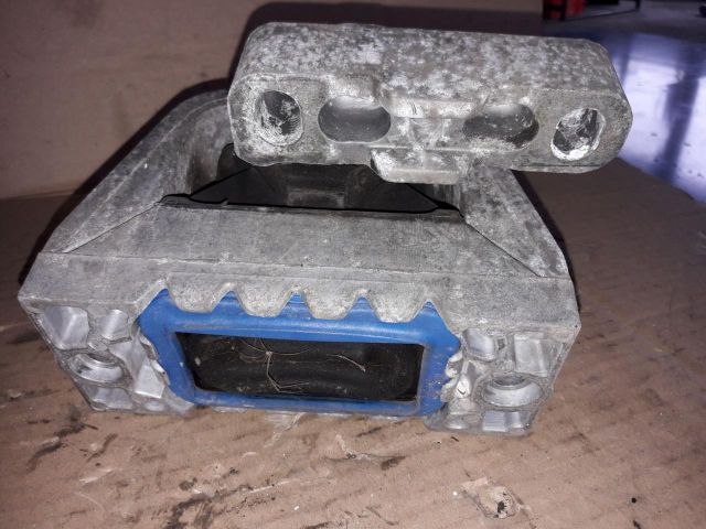 bontott VW PASSAT B6 Motor Tartó Bak Jobb