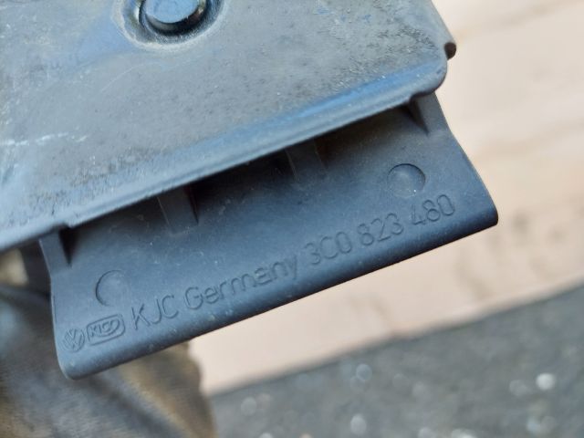 bontott VW PASSAT B6 Motorháztető Biztonsági Kampó