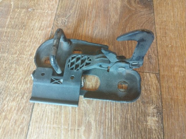 bontott VW PASSAT B6 Motorháztető Biztonsági Kampó