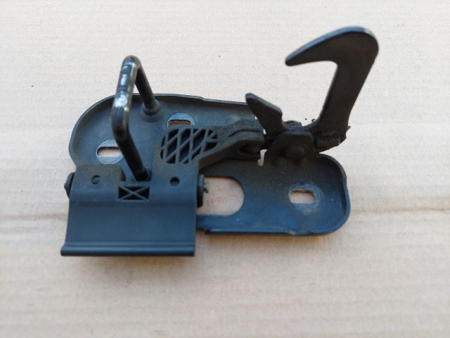 bontott VW PASSAT B6 Motorháztető Biztonsági Kampó