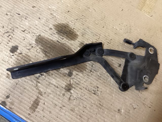 bontott VW PASSAT B6 Motorháztető Jobb Zsanér