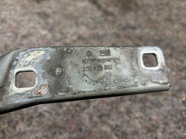 bontott VW PASSAT B6 Motorháztető Jobb Zsanér