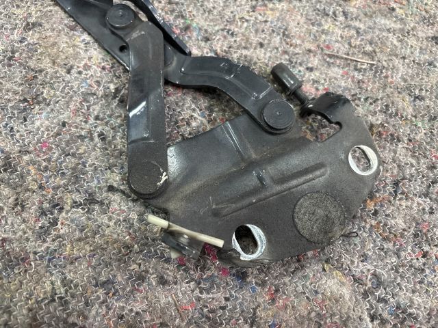 bontott VW PASSAT B6 Motorháztető Jobb Zsanér