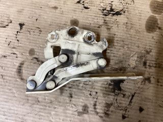 bontott VW PASSAT B6 Motorháztető Jobb Zsanér