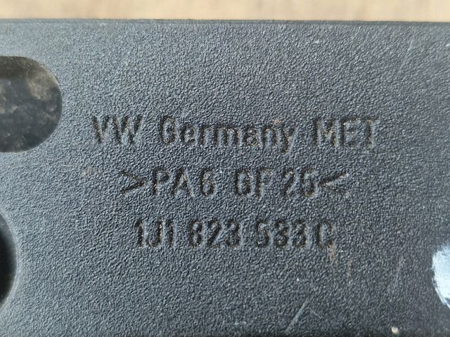 bontott VW PASSAT B6 Motorháztető Nyitó Kar / Gomb