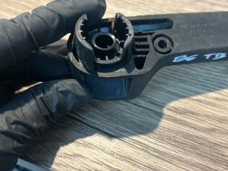 bontott VW PASSAT B6 Motorháztető Nyitó Kar / Gomb