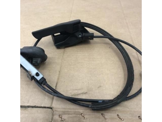 bontott VW PASSAT B6 Motorháztető Nyitó Kar / Gomb