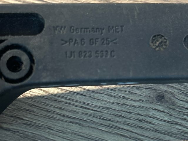 bontott VW PASSAT B6 Motorháztető Nyitó Kar / Gomb