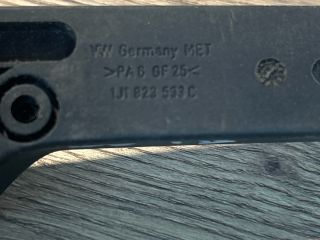 bontott VW PASSAT B6 Motorháztető Nyitó Kar / Gomb