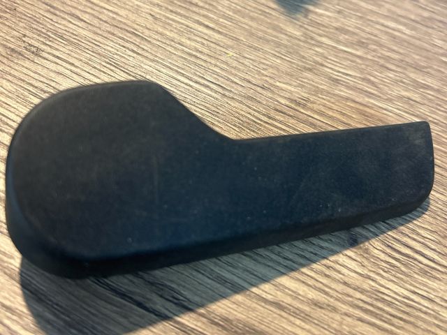 bontott VW PASSAT B6 Motorháztető Nyitó Kar / Gomb