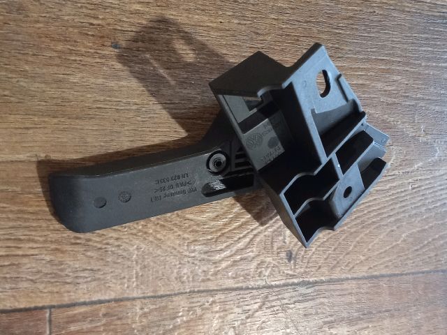 bontott VW PASSAT B6 Motorháztető Nyitó Kar / Gomb