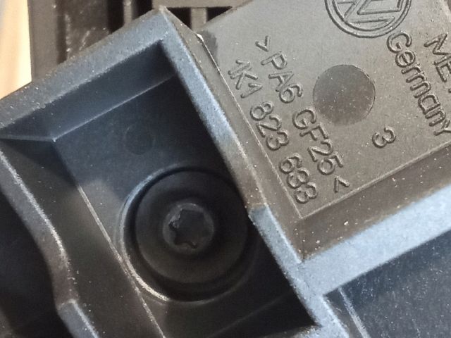 bontott VW PASSAT B6 Motorháztető Nyitó Kar / Gomb