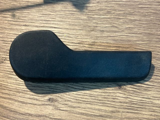 bontott VW PASSAT B6 Motorháztető Nyitó Kar / Gomb