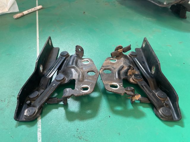 bontott VW PASSAT B6 Motorháztető Zsanér Pár