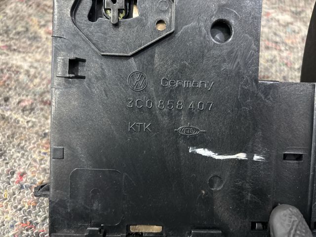 bontott VW PASSAT B6 Pohártartó