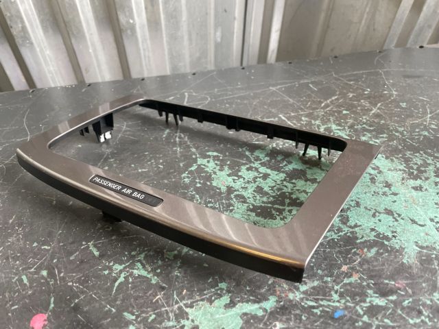 bontott VW PASSAT B6 Rádió / CD Keret