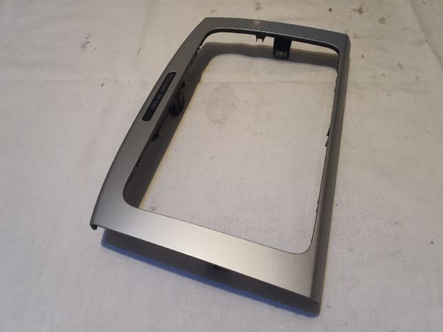 bontott VW PASSAT B6 Rádió / CD Keret