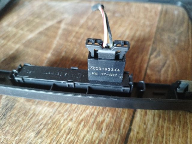 bontott VW PASSAT B6 Rádió / CD Keret