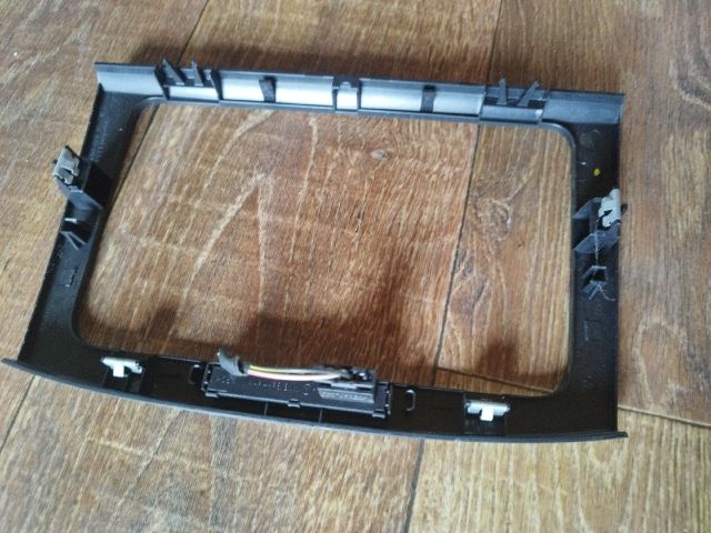 bontott VW PASSAT B6 Rádió / CD Keret