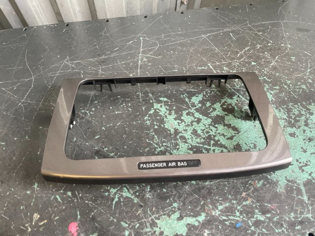 bontott VW PASSAT B6 Rádió / CD Keret