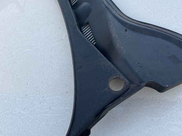 bontott VW PASSAT B6 Szélvédő Alatti Műanyag Elem