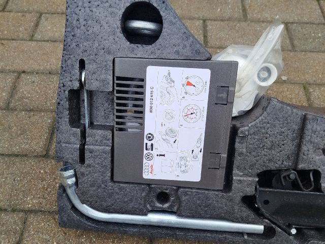 bontott VW PASSAT B6 Szerszámkészlet