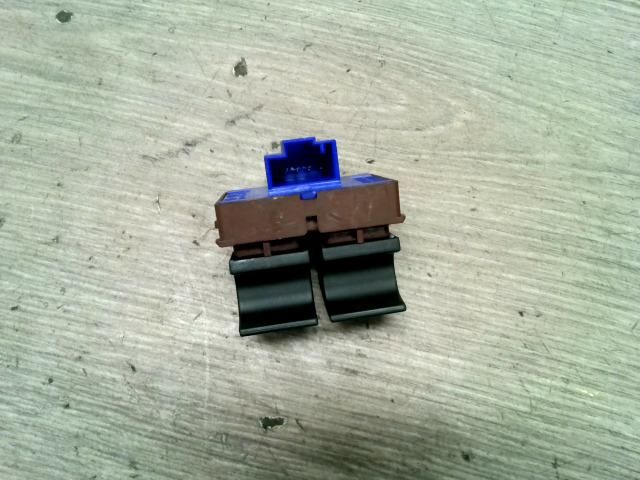 bontott VW PASSAT B6 Tankajtó Nyitó Kar / Gomb