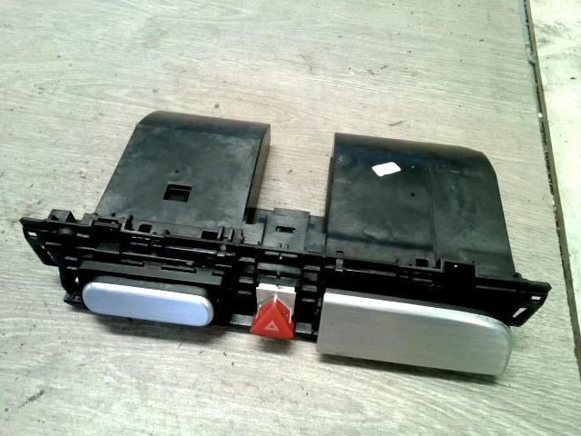 bontott VW PASSAT B6 Vészvillogó Kapcsoló