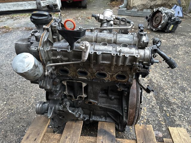 bontott VW PASSAT B7 Motor (Fűzött blokk hengerfejjel)